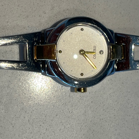 Seiko watch (bracelet needs to be changed or fixed as it was broken) - Picture 3 of 3